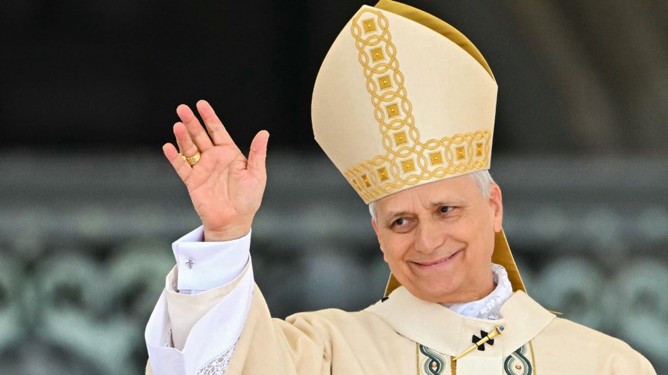 El papa León XIV saluda a los fieles