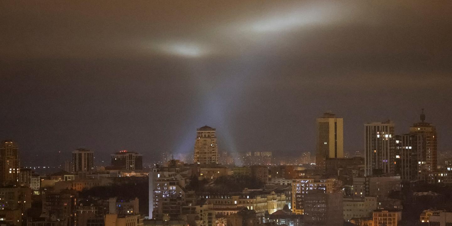 Kiev durante un apagón por los bombardeos