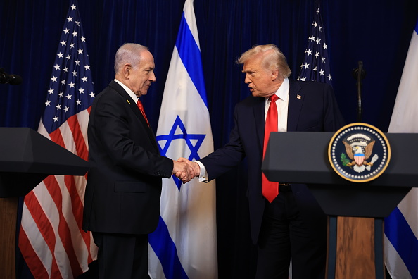 Trump y Netanyahu se estrechan la mano